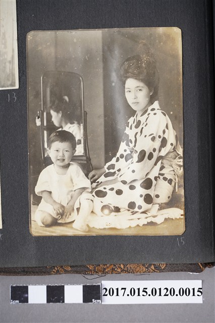 孩童與和服女子的合照 (共2張)