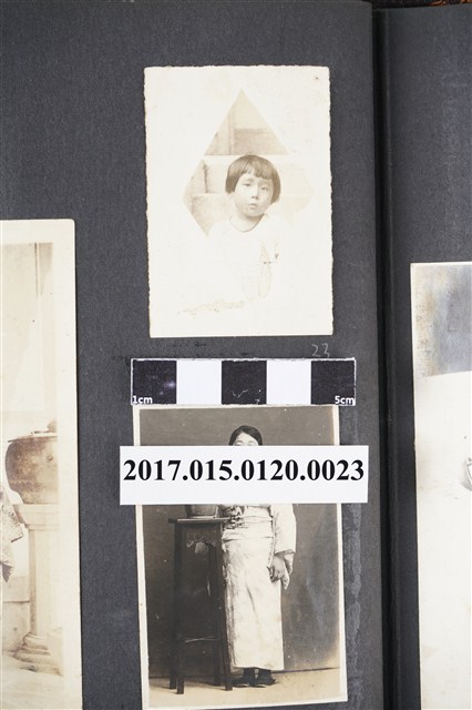 階梯上白衣女孩正面半身照 (共2張)