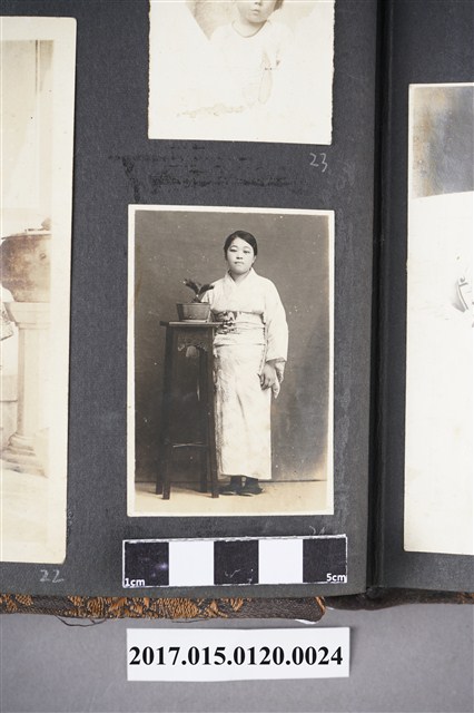 著和服女子的全身照 (共2張)