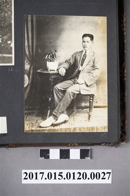 坐在桌邊著西裝的男子 (共2張)