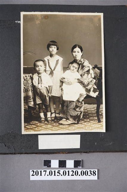 紋次全家及弟之照片 (共2張)