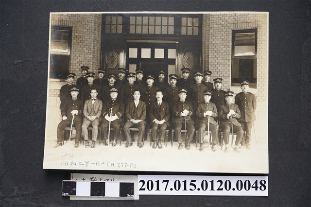 台南警察署前的警察合影 (共2張)