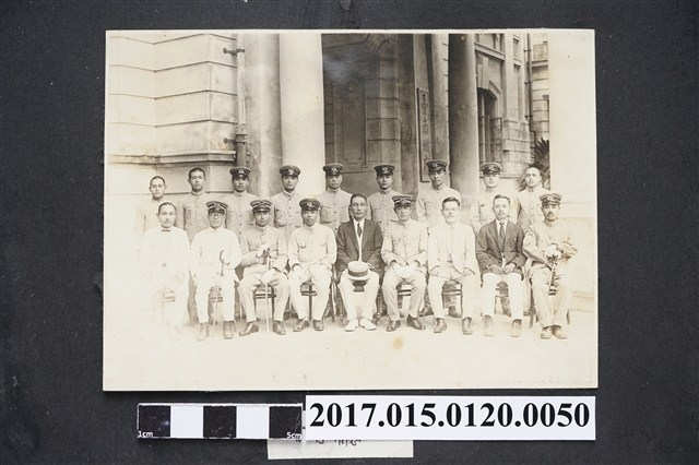 台南州廳(現台灣文學館)前警察與長官合影 (共2張)