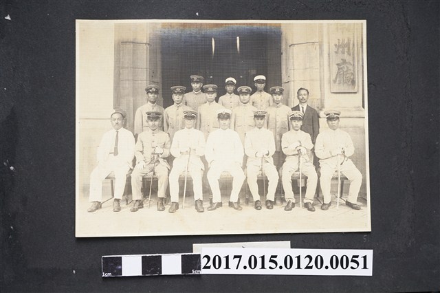 台南州廳(現台灣文學館)前警察與長官合影 (共2張)