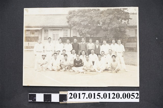 虎尾郡警察課在庭球場上的合影 (共2張)