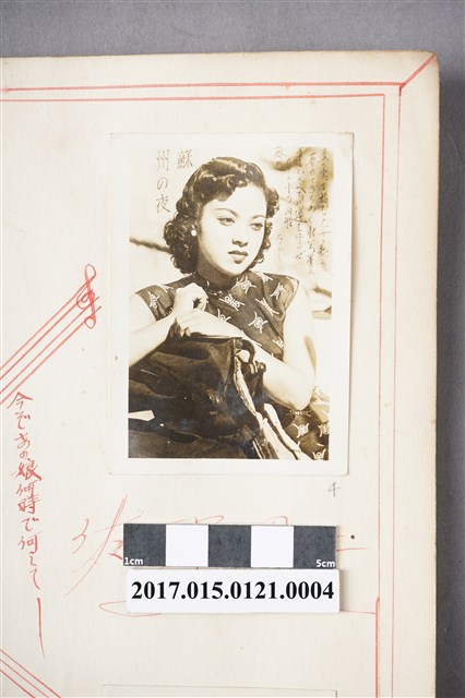 著深色旗袍的李香蘭的半身照 (共3張)