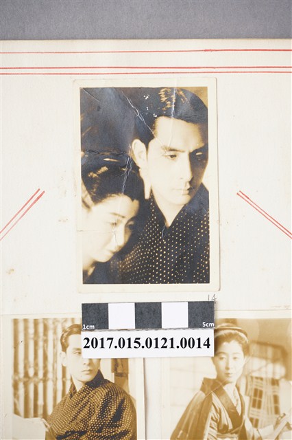 一對男女的合照劇照 (共3張)