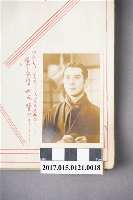 著黑色西服男子正面照 (共3張)