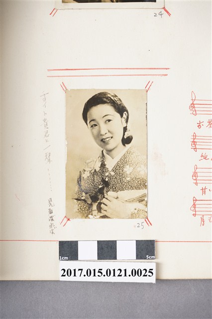 一名身穿印有花色的和服女性相片 (共3張)