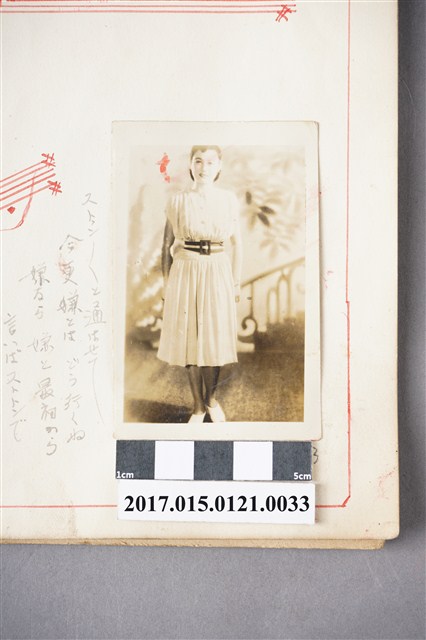 一名身穿一襲白色長洋裝的女性相片 (共3張)