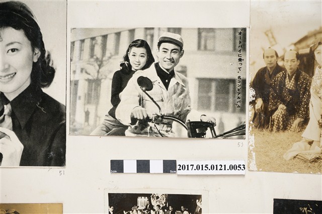 日本一男一女皆著時裝且騎著一台摩托車電影之照片 (共3張)