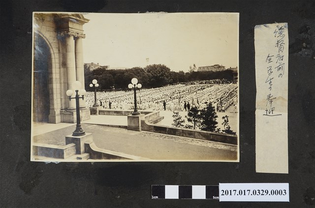 總督府前全體學生奉迎 (共3張)