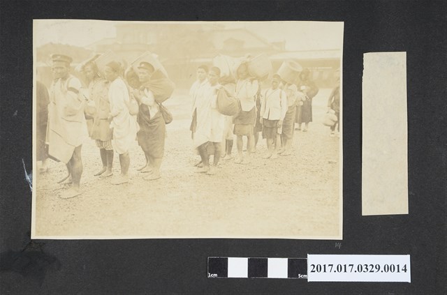 候車男子 (共3張)