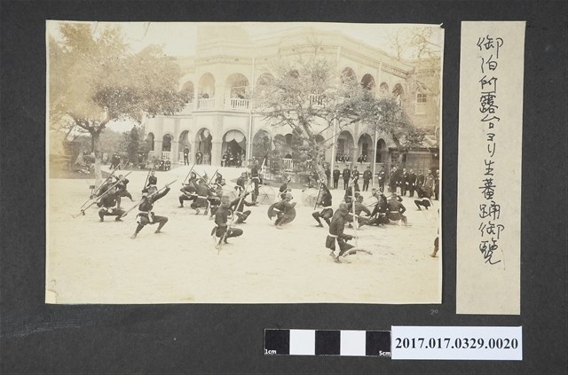 在御泊所露臺觀看生番跳舞 (共3張)