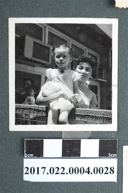 婦女與女童2人合照 (共2張)