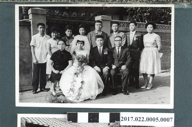 鄭洵與潘都美結婚男方家族合照 (共1張)