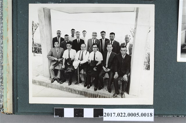 臺北市鄭氏宗親會與鄭審一鄭喜一父子攝於涼亭 (共2張)