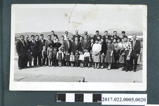 鄭品聰等人於機場合照 (共2張)