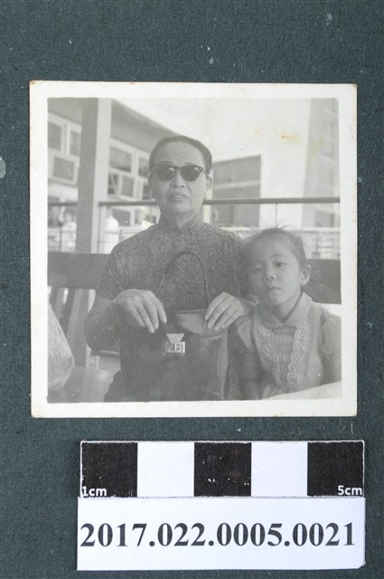 鄭高來好與女童照 (共2張)