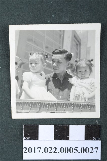 男子抱二女童 (共2張)