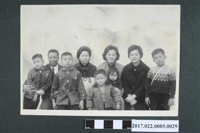 謝招治與二姊謝嫦娥等親友9人合照 (共2張)