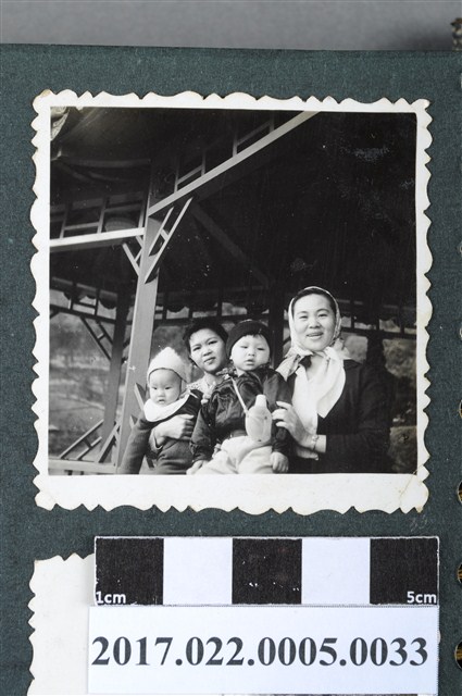 謝招治與二姊謝嫦娥等4人攝於陽明山公園 (共2張)