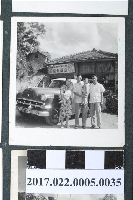 謝招治與鄭漢等5人攝於指南食店 (共2張)