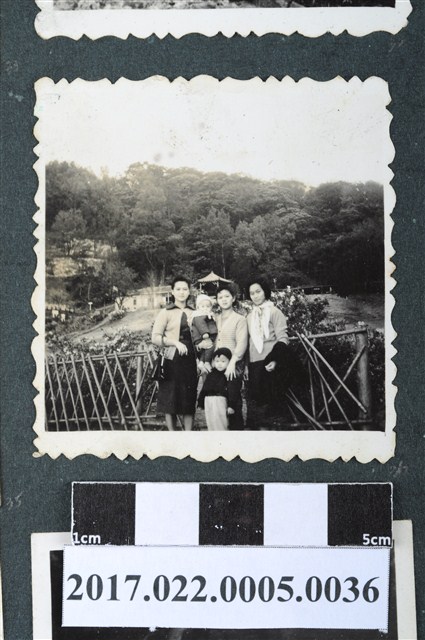 謝招治與大姊謝丹桂等5人攝於陽明山公園 (共2張)