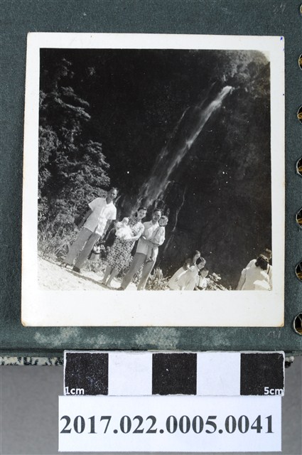 謝招治與鄭漢等5人合照 (共2張)