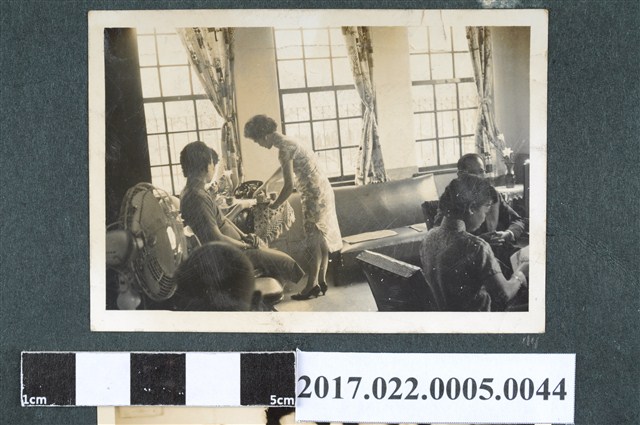 謝招治奉茶 (共2張)