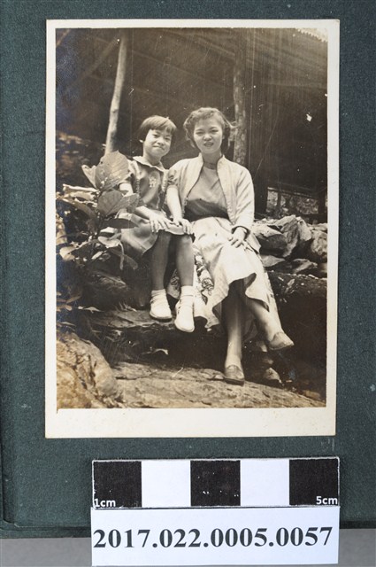 謝招治與小女孩合照 (共2張)