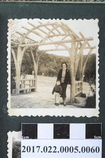 黃靜子與鄭宜正攝於陽明山公園 (共2張)