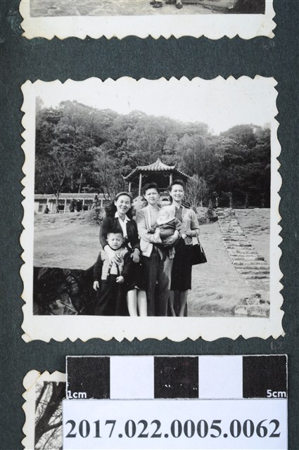 謝招治與大姊二姊等5人攝於陽明山公園 (共2張)