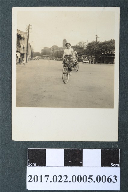 謝招治騎單車 (共2張)