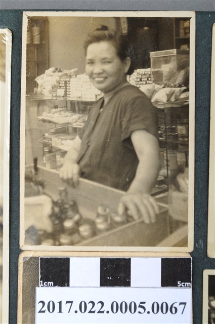 婦女於雜貨店前 (共2張)