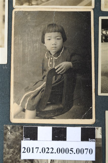 短髮女童 (共2張)