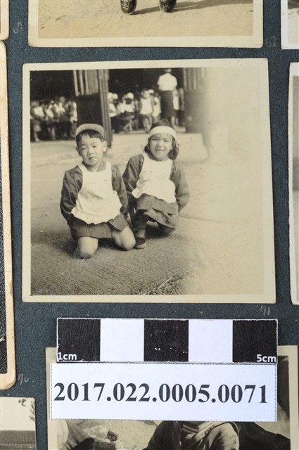 穿幼稚園制服的男童與女童 (共2張)