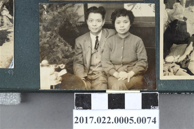 穿西裝的青年男子與女子 (共2張)