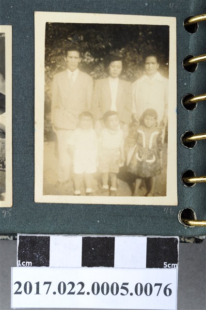 三名大人與三個小孩 (共2張)