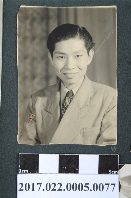 穿西裝青年男子半身照 (共2張)