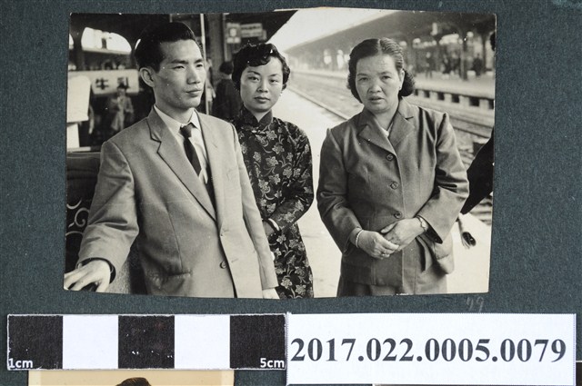 三人攝於月台 (共2張)