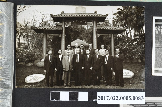 鄭品聰等13人合影於「天下歸心」牌坊前 (共2張)