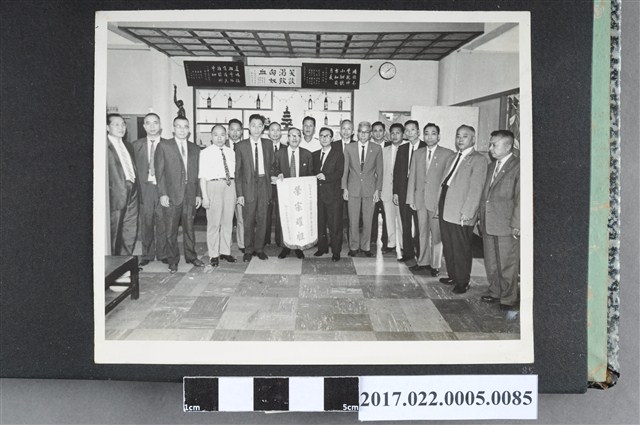 臺北市鄭氏宗親會致贈鄭審一鄭喜一父子紀念錦旗 (共2張)