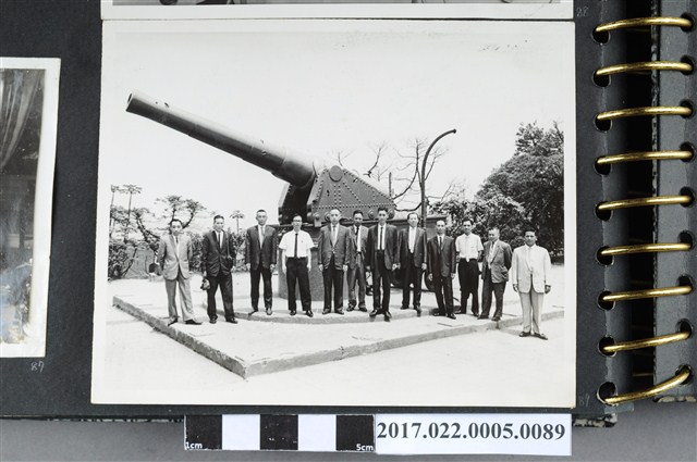 臺北市鄭氏宗親會與鄭喜一攝於砲台前 (共2張)