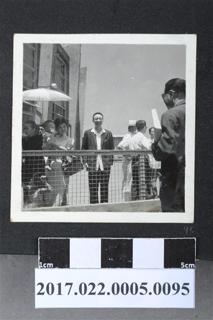 謝招治等人為鄭品聰送行 (共2張)