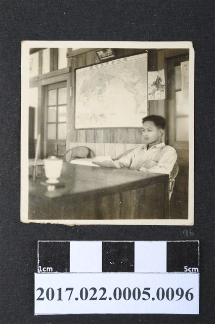 鄭漢攝於辦公室 (共2張)