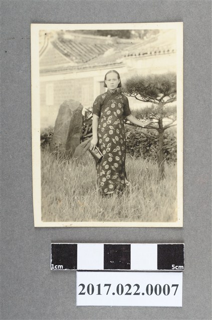 謝黃麵攝於庭園 (共2張)