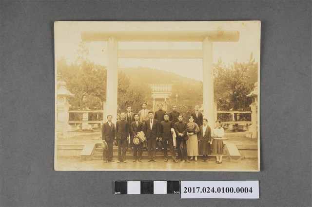 楊昆煌與同仁於臺灣神社前合影 (共2張)