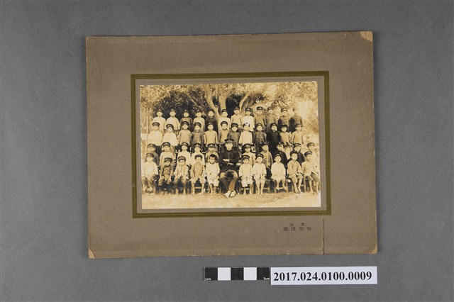 楊昆煌與學生合照 (共2張)