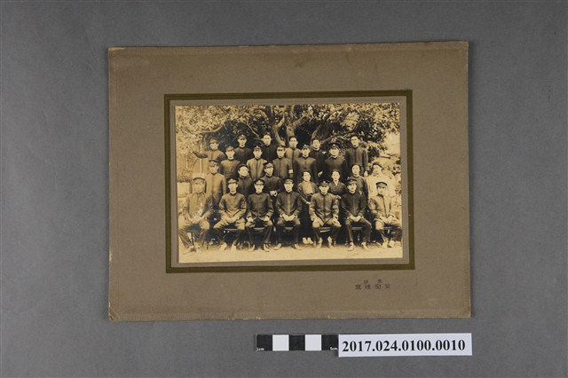 楊昆煌與學校同仁合照 (共2張)